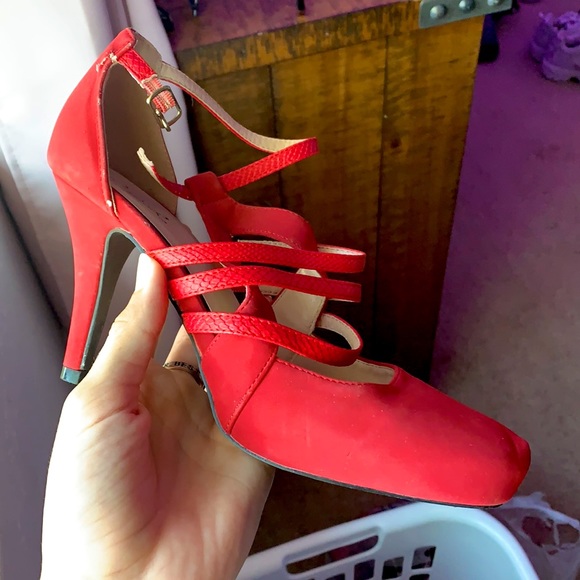 Cute red strappy shoes.They are a size 7.5! - Picture 1 of 3